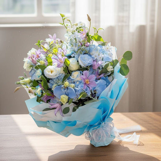 格蘭花店 - 鮮花花束 (鐵線蓮、大理花、桔梗、 白玫瑰、小飛燕、康乃馨、蝴蝶蘭及其他襯花) [FB26019]