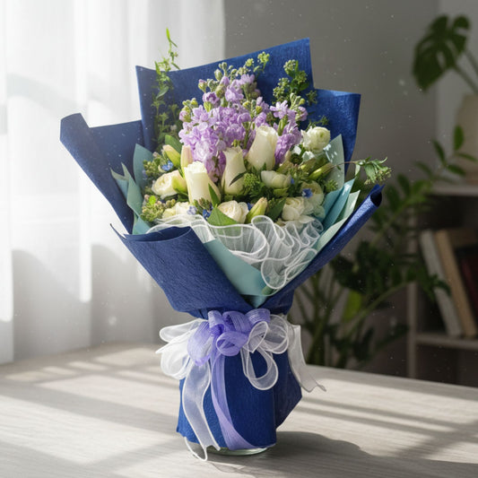 格蘭花店 - 鮮花花束 (日本麝香、鬱金香、小牡丹、白玫瑰、 藍星花及其他襯花) [FB26030]
