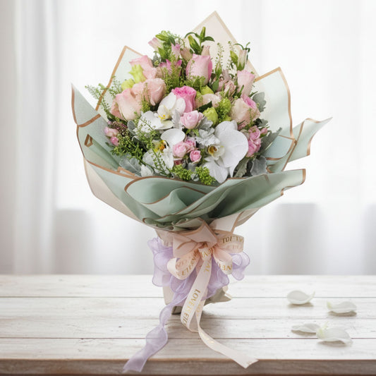 格蘭花店 - 鮮花花束 (玫瑰6枝、桔梗、 風鈴花、米娜葉、蝴蝶蘭及其他襯花) [FB26041]