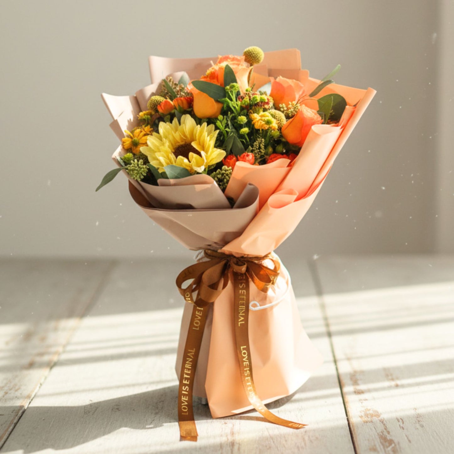 格蘭花店 - 鮮花花束 (奶油向日葵、橙色玫瑰、橙色小玫瑰、小菊及其他襯花) [FB26303]