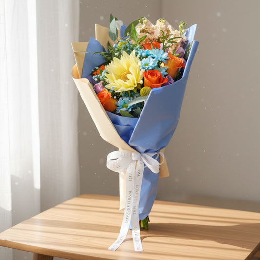 格蘭花店 - 鮮花花束 (奶油向日葵、橙色玫瑰、日本麝香、藍色小雛菊、小玫瑰、尤加利葉及其他襯花) [FB26308]