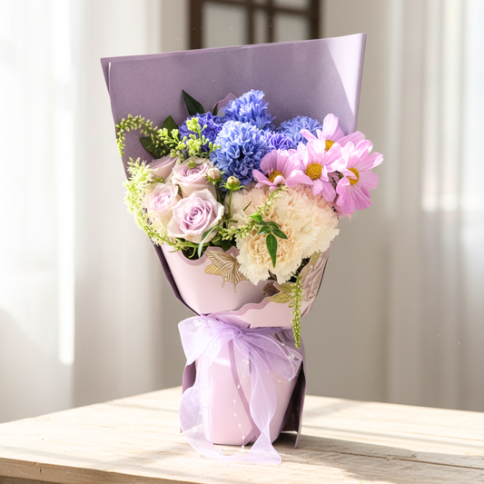 【限定自取價$520】優雅紫韻鮮花花束 (紫色玫瑰、風信子、波斯菊、康乃馨及其他襯花) [FB26503]