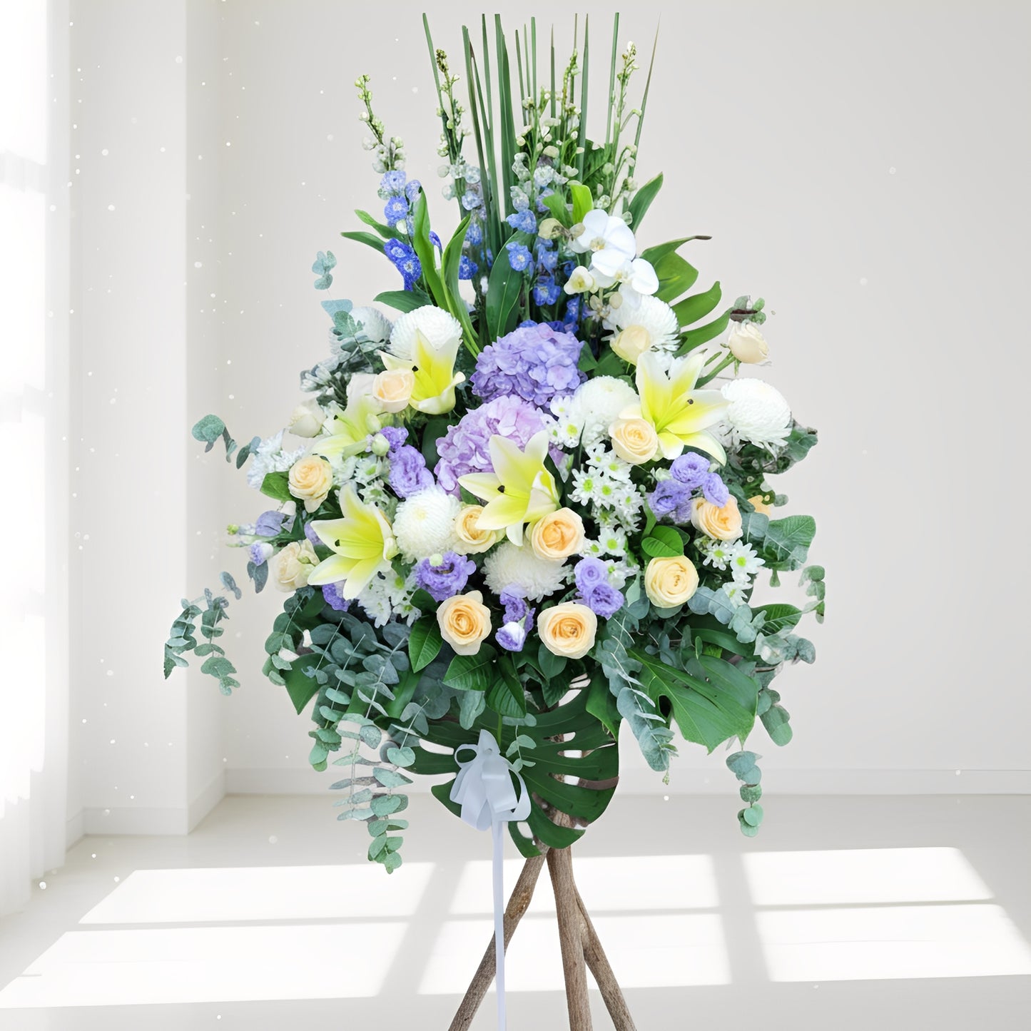 格蘭花店 - 白事花籃 (水竹草、大飛燕、蝴蝶蘭、繡球花、大波菊、玫瑰、桔梗、小菊、大尤加莉葉及襯花) [FS0022] 喪禮 殯儀 告別式 追思會