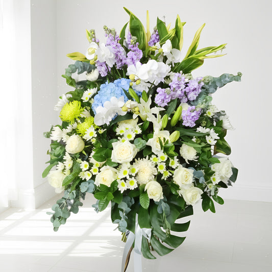 格蘭花店 - 白事花籃 (蝴蝶蘭、青鐵、日本麝香、白百合、小菊、牡丹菊、玫瑰、繡球花、大尤加莉葉及襯花) [FS0032] 喪禮 殯儀 告別式 追思會