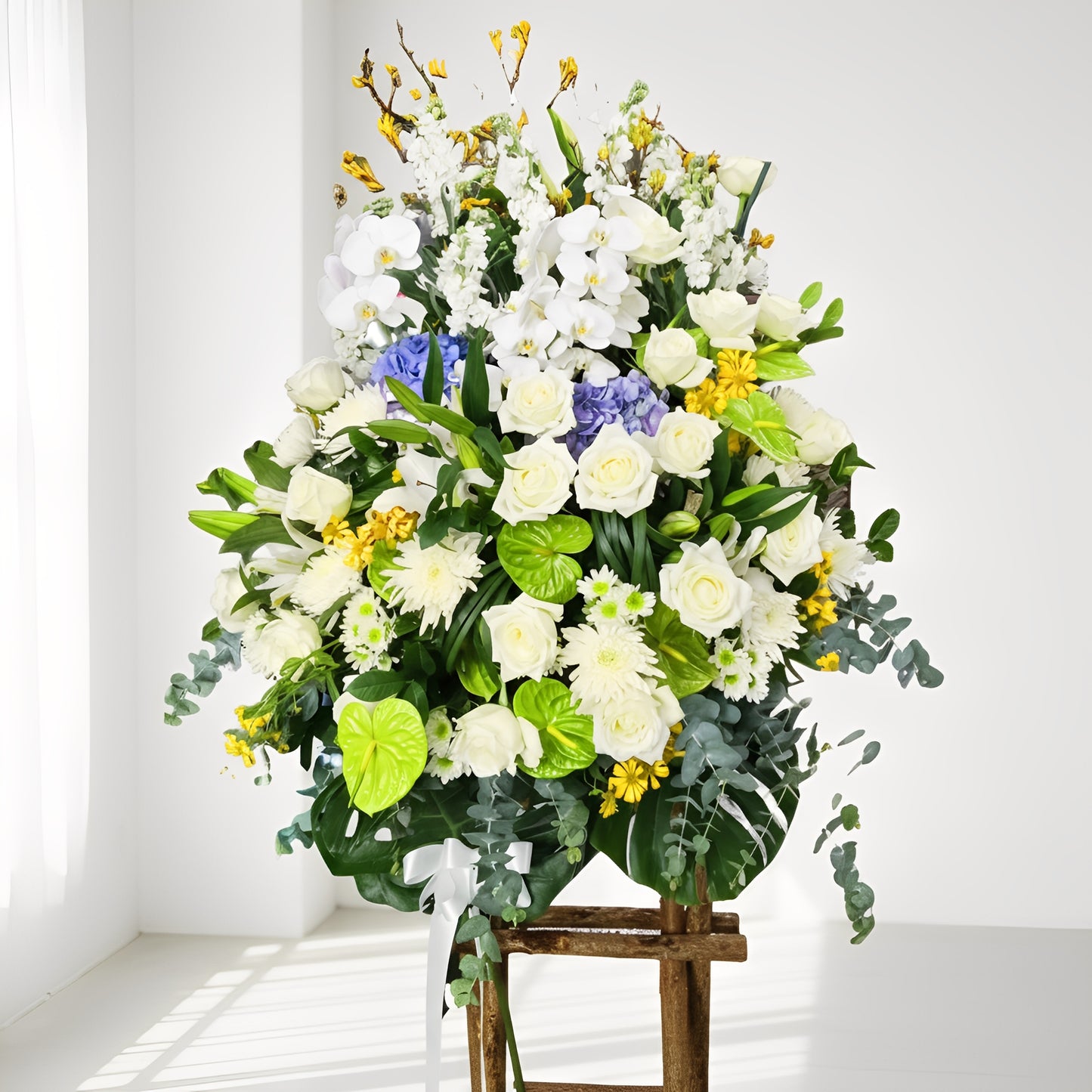 格蘭花店 - 白事花籃 (跳舞蘭、蝴蝶蘭、牡丹菊、白百合、綠大掌、繡球花、玫瑰、大尤加莉葉及襯花) [FS0036] 喪禮 殯儀 告別式 追思會