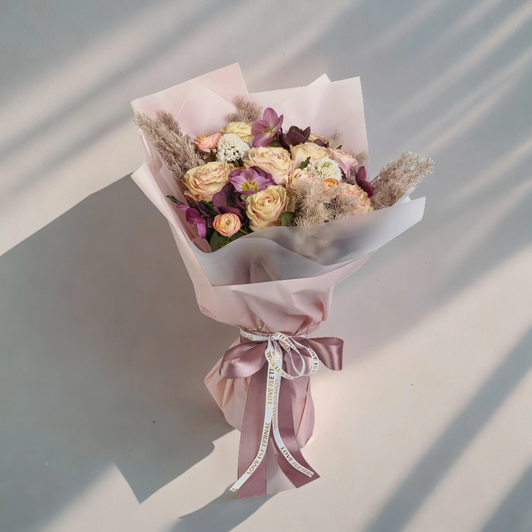 格蘭花店 - 鮮花花束 (玫瑰11枝＋小牡丹、蟲蟲草及襯花) [GF00079]