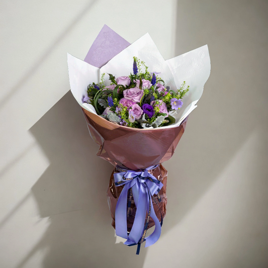 格蘭花店 - 鮮花花束 (紫玫瑰11枝＋老鼠尾、春蘭葉、風鈴、蟲蟲草、BB草、桔梗、米娜葉及襯花) [GF00095]