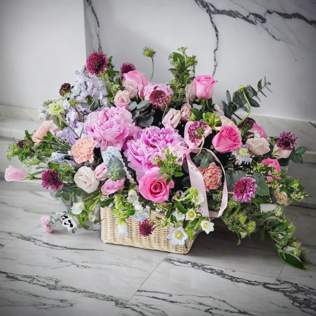 格蘭花店 - 鮮花花籃 (牡丹康乃馨、玫瑰、風鈴草、桔梗、蟲蟲草、尤加利、日本麝香、小繡球) [GF00128]