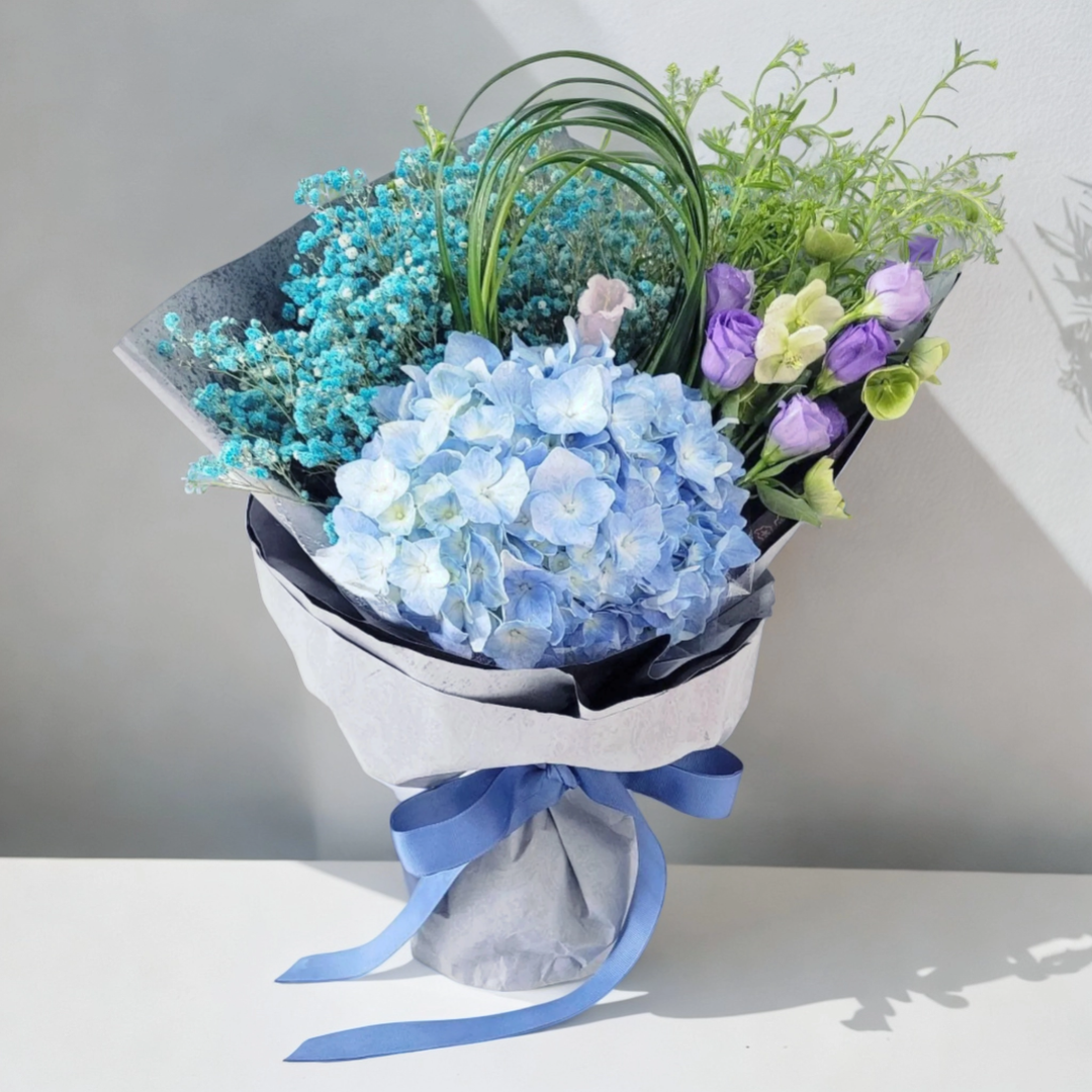 格蘭花店 - 鮮花花束 (藍繡球、滿天星、桔梗、聖誕玫瑰、BB草及襯花) [GF00145]