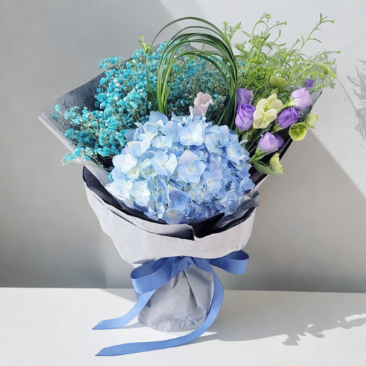 格蘭花店 - 鮮花花束 (藍繡球、滿天星、桔梗、聖誕玫瑰、BB草及襯花) [GF00145]