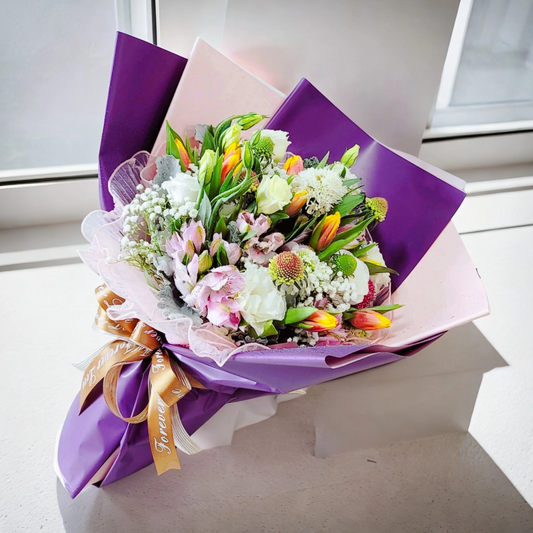 格蘭花店 - 鮮花花束 (鬱金香10枝、小白合、蟲蟲草、桔梗、滿天星、米蘭葉) [GF00179]