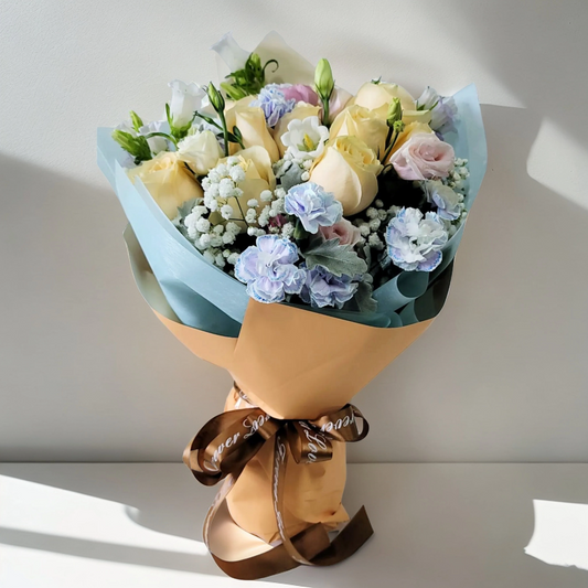 格蘭花店 - 鮮花花束 (香檳玫瑰12支、小丁香、 風鈴花、桔梗、滿天星、米蘭葉) [GF00182]