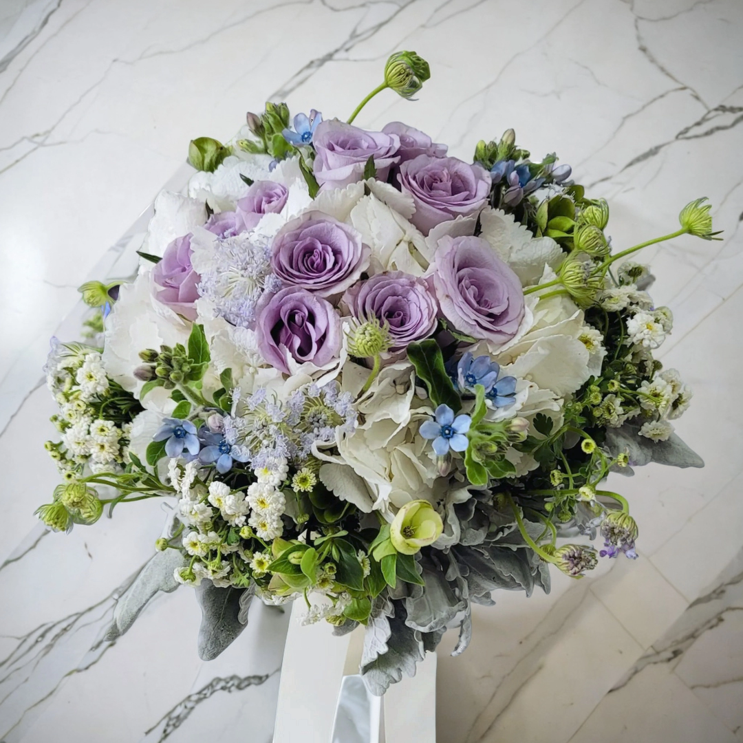 格蘭花店 - 法式結婚花球 / 新郎哥襟花花材 (紫色玫瑰花11支、白色繡球花、藍星花、聖誕玫瑰等) [GF00193]