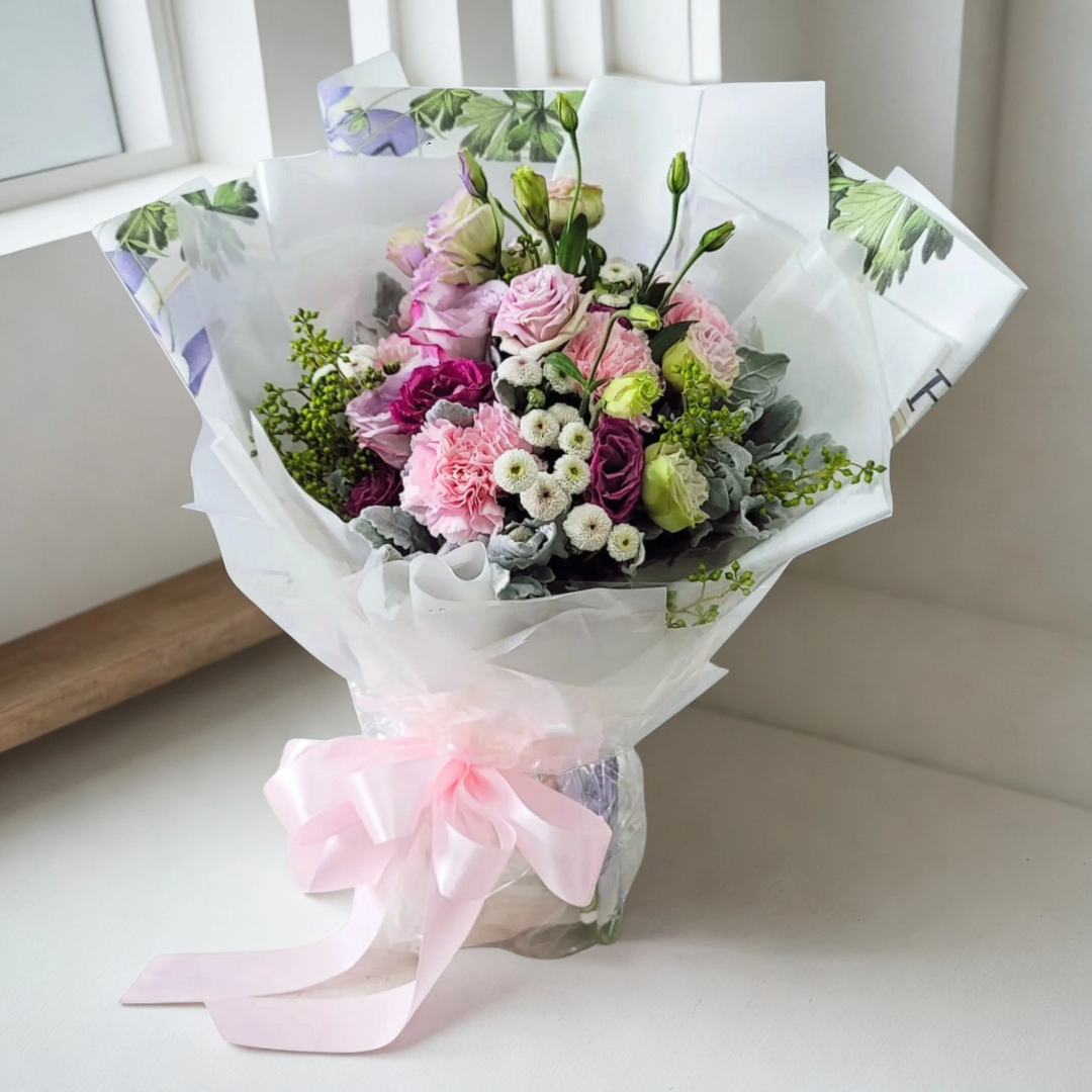 格蘭花店 - 鮮花花束 (康乃馨6支、玫瑰6支、鈕扣菊、桔梗、BB草及尤加利果) [GF00196]