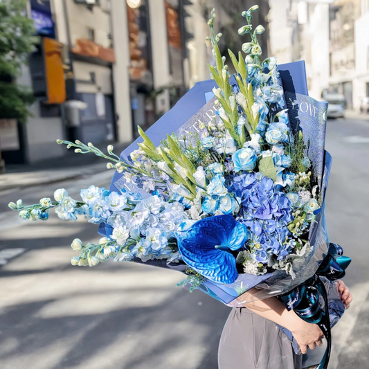 格蘭花店 - 鮮花花束 (大飛燕草、劍蘭、繡球花、玫瑰、藍色星花、BB草) [GF00202]