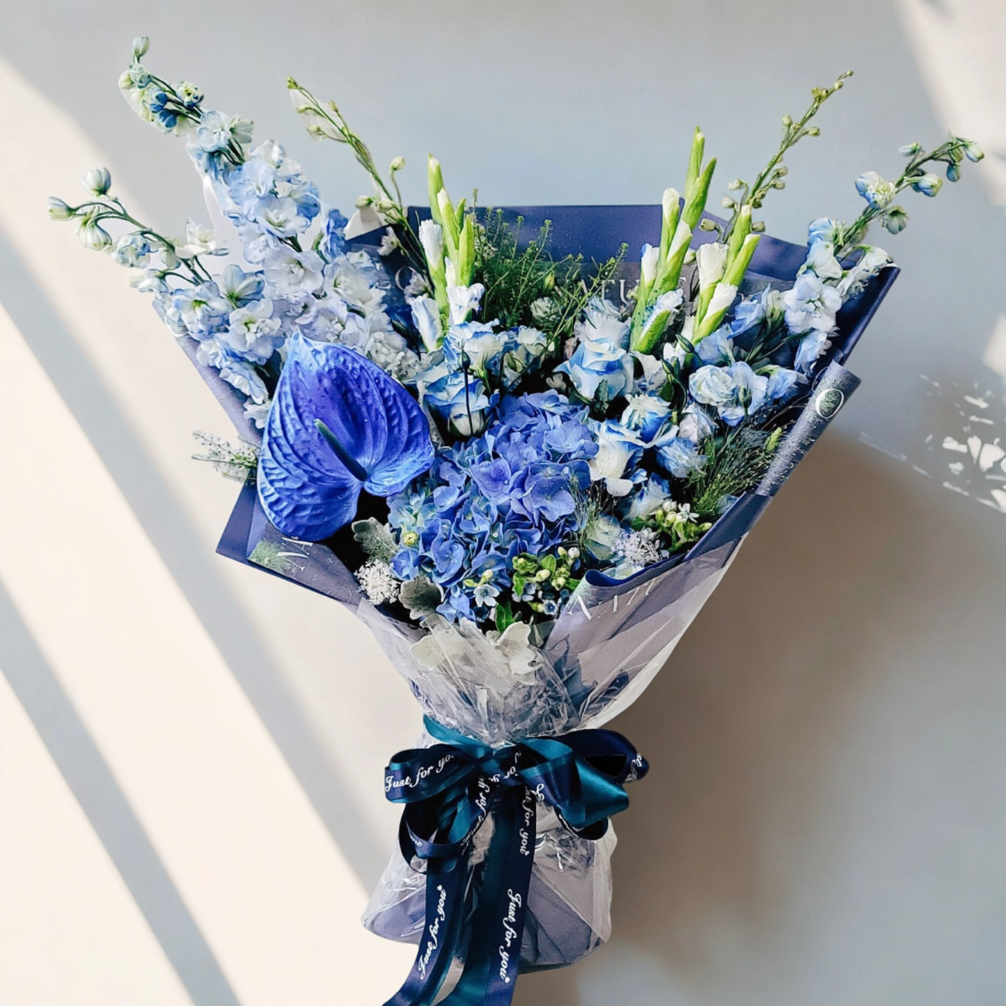 格蘭花店 - 鮮花花束 (大飛燕草3枝、繡球花1個、劍蘭3枝、玫瑰6枝及其襯花) [GF00210]