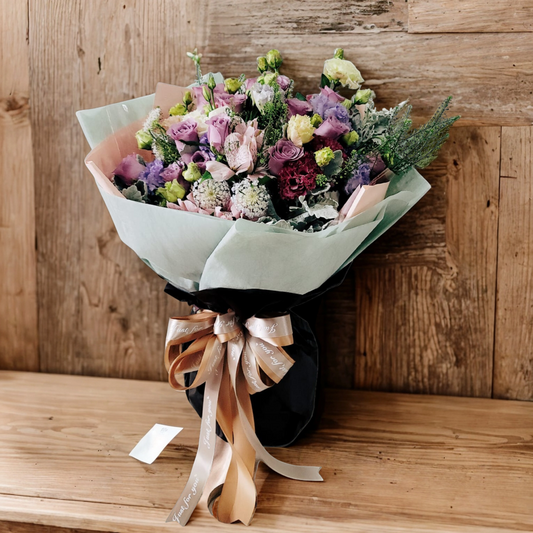 格蘭花店 - 鮮花花束 (玫瑰18支、小白合、桔梗、BB草、米娜葉、蟲蟲草等) [GF00211]