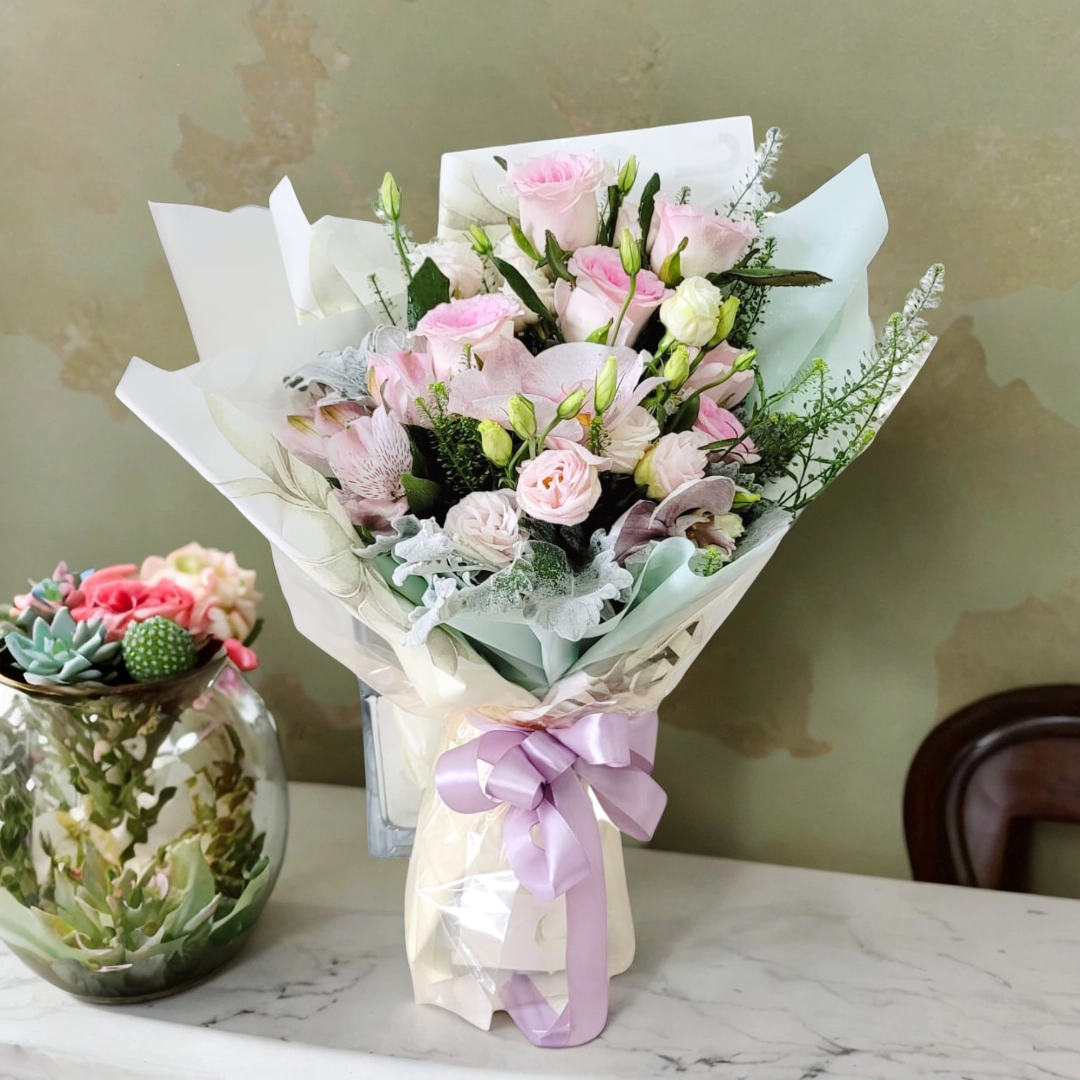 格蘭花店 - 鮮花花束 (蝴蝶蘭、玫瑰、桔梗、BB草及米娜葉) [GF00218]