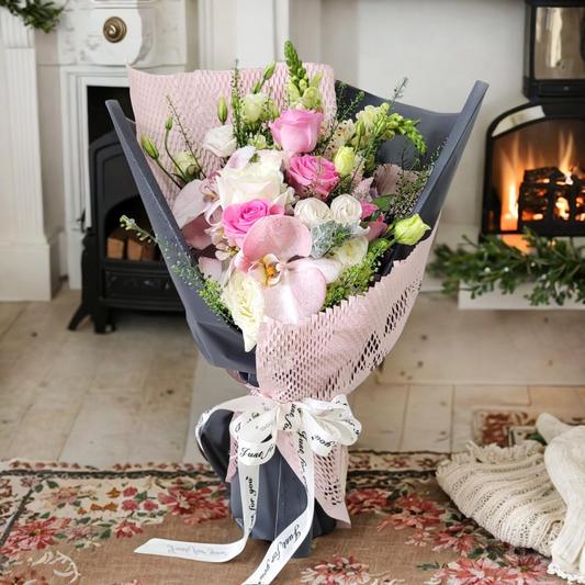 格蘭花店 - 鮮花花束 (粉玫瑰9支、蝴蝶蘭、桔梗、BB草、米娜葉及小百合) [GF00220]