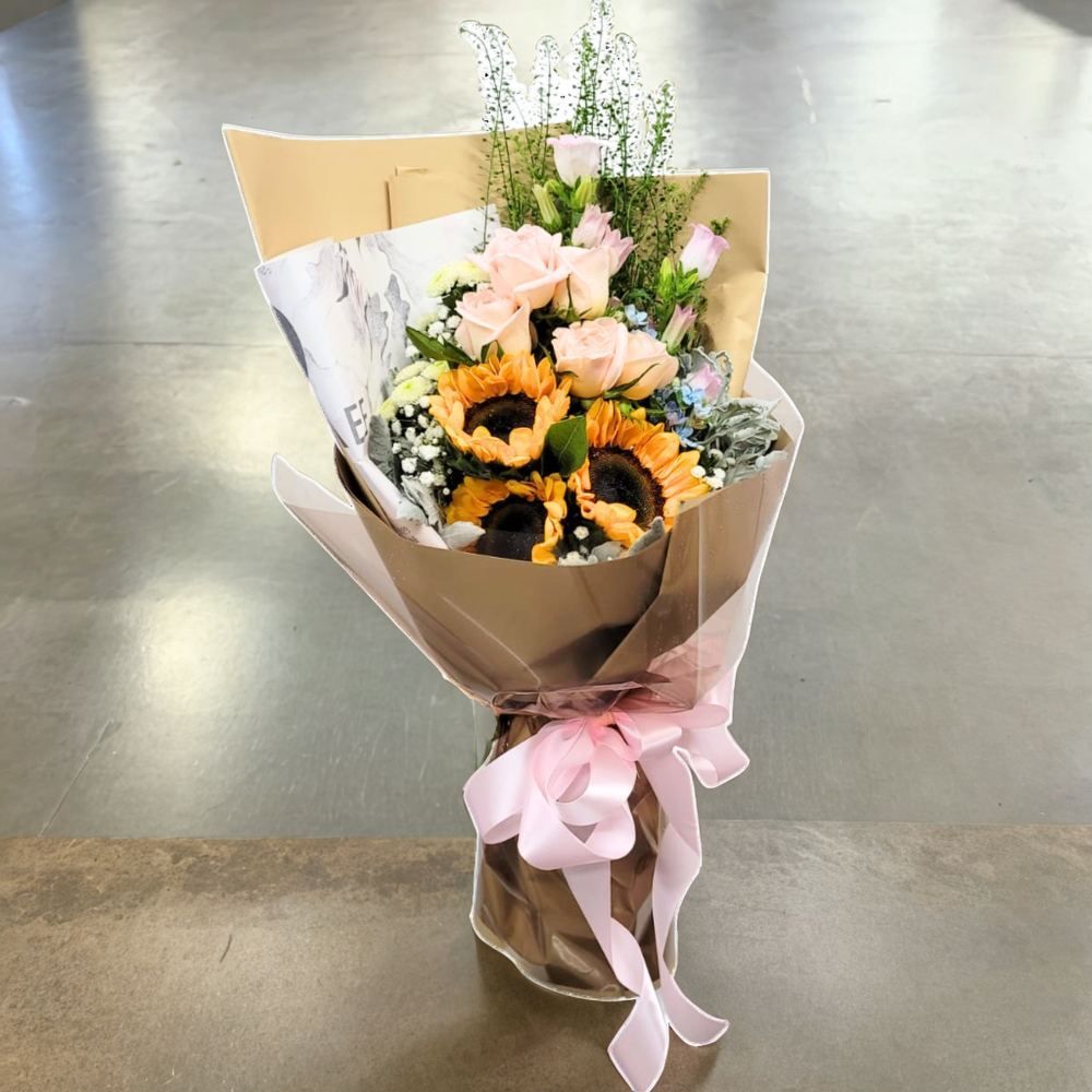 格蘭花店 - 鮮花花束 (粉玫瑰6支、向日葵、風鈴草、BB草、藍星花、滿天星) [GF00245]