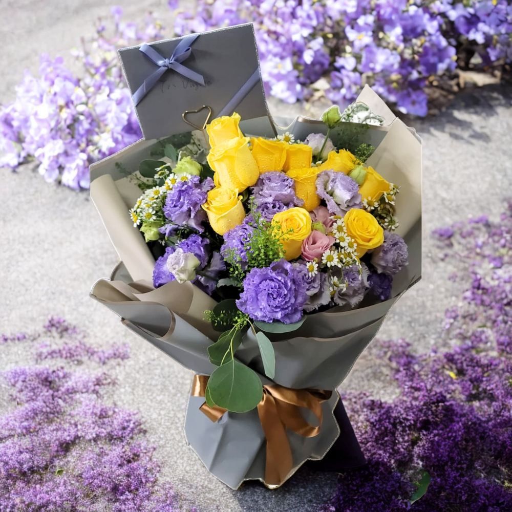 格蘭花店 - 鮮花花束 (黃玫瑰12支、桔梗、BB草、洋甘菊、米娜葉) [GF00250]