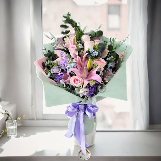 格蘭花店 - 鮮花花束 (玫瑰、粉百合、藍星花、BB草、尤加利葉) [GF00252]