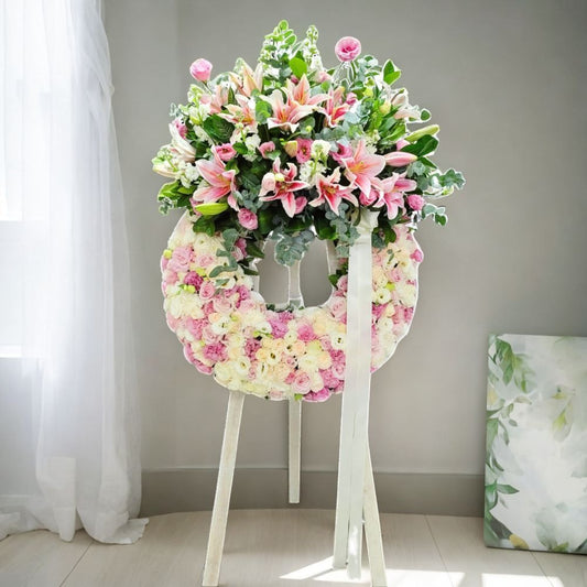 格蘭花店 - 帛事悼念花圈 (約6呎) (白麝香、粉百合、桔梗、尤加利、白玫瑰、粉玫瑰) [GF00274] 喪禮 殯儀 告別式 追思會