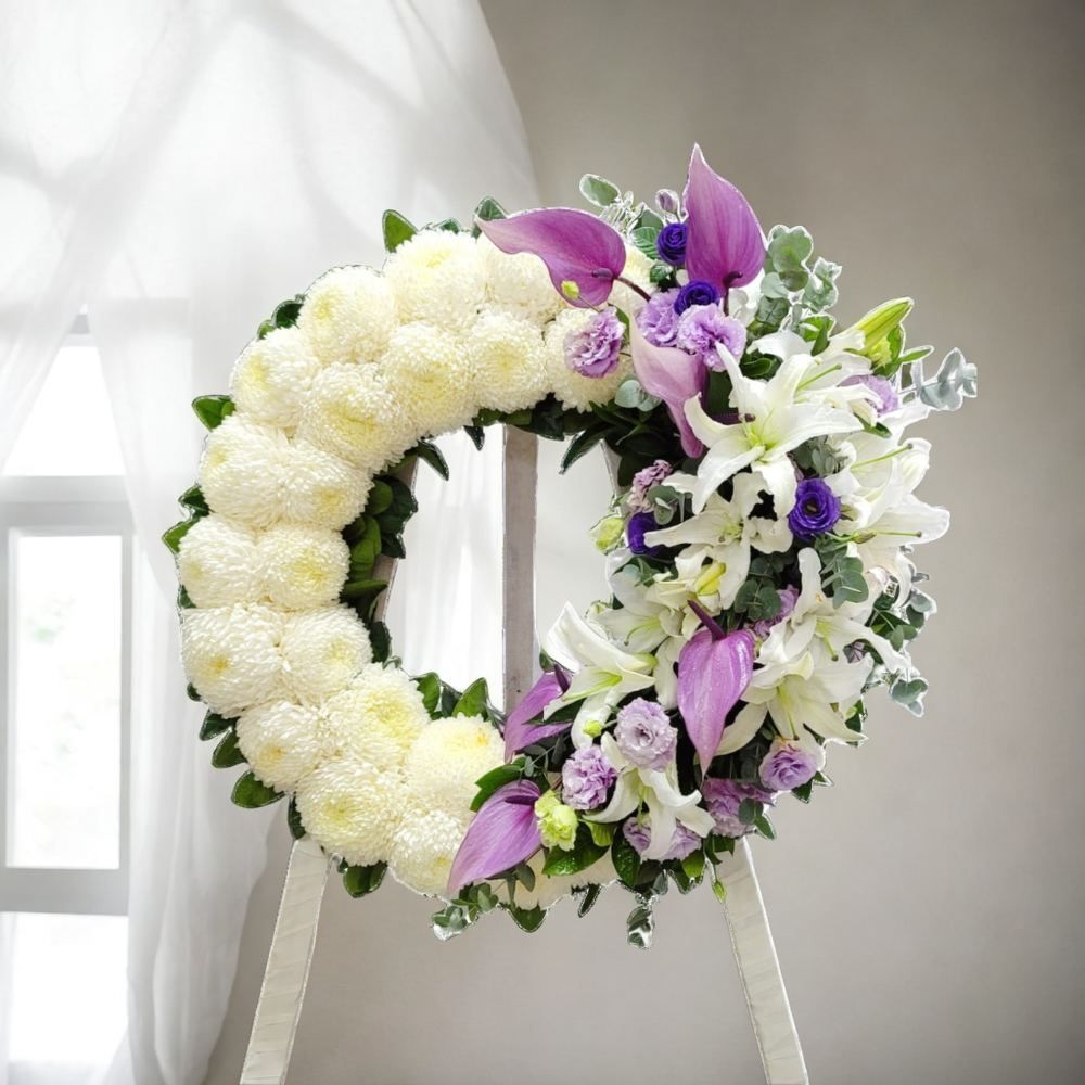 格蘭花店 - 帛事悼念花圈 (白太波菊、紫掌、白百合、桔梗、尤加利葉) [GF00278] 喪禮 殯儀 告別式 追思會