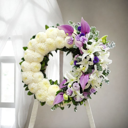 格蘭花店 - 帛事悼念花圈 (白太波菊、紫掌、白百合、桔梗、尤加利葉) [GF00278] 喪禮 殯儀 告別式 追思會