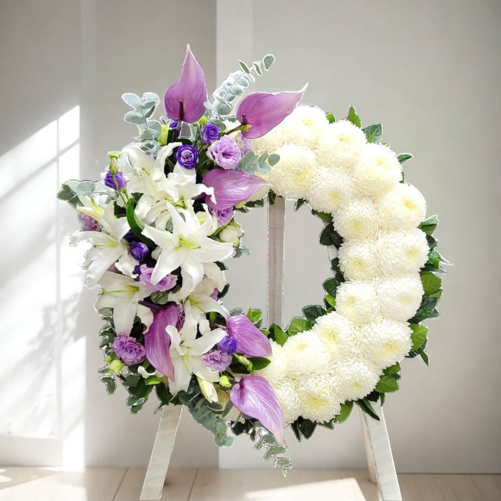 格蘭花店 - 帛事悼念花圈 (白太波菊、紫掌、白百合、桔梗、尤加利葉) [GF00279] 喪禮 殯儀 告別式 追思會