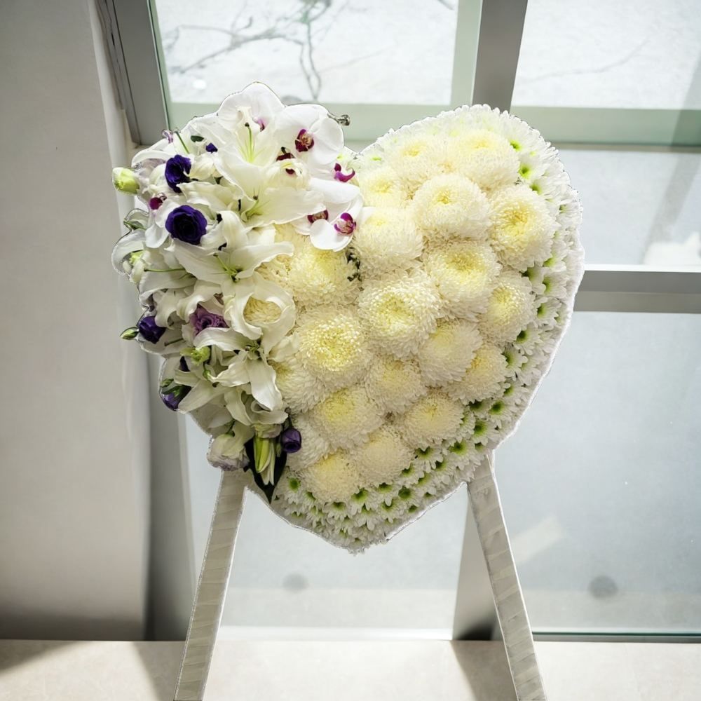 格蘭花店 - 帛事悼念心形花牌 (約3呎) (大波菊、小菊、白百合、桔梗、蝴蝶蘭) [GF00280] 喪禮 殯儀 告別式 追思會