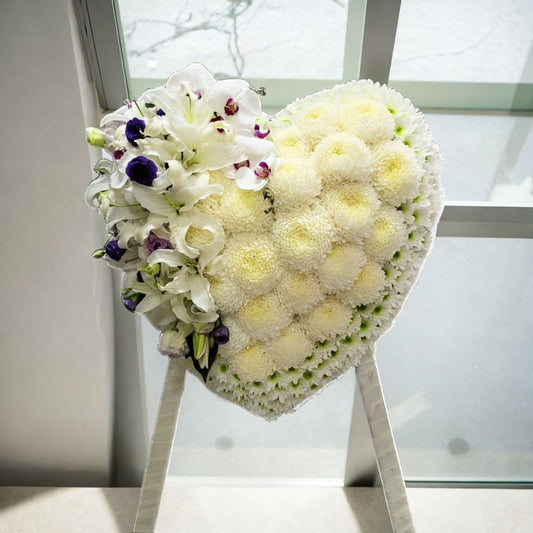 格蘭花店 - 帛事悼念心形花牌 (約3呎) (大波菊、小菊、白百合、桔梗、蝴蝶蘭) [GF00280] 喪禮 殯儀 告別式 追思會