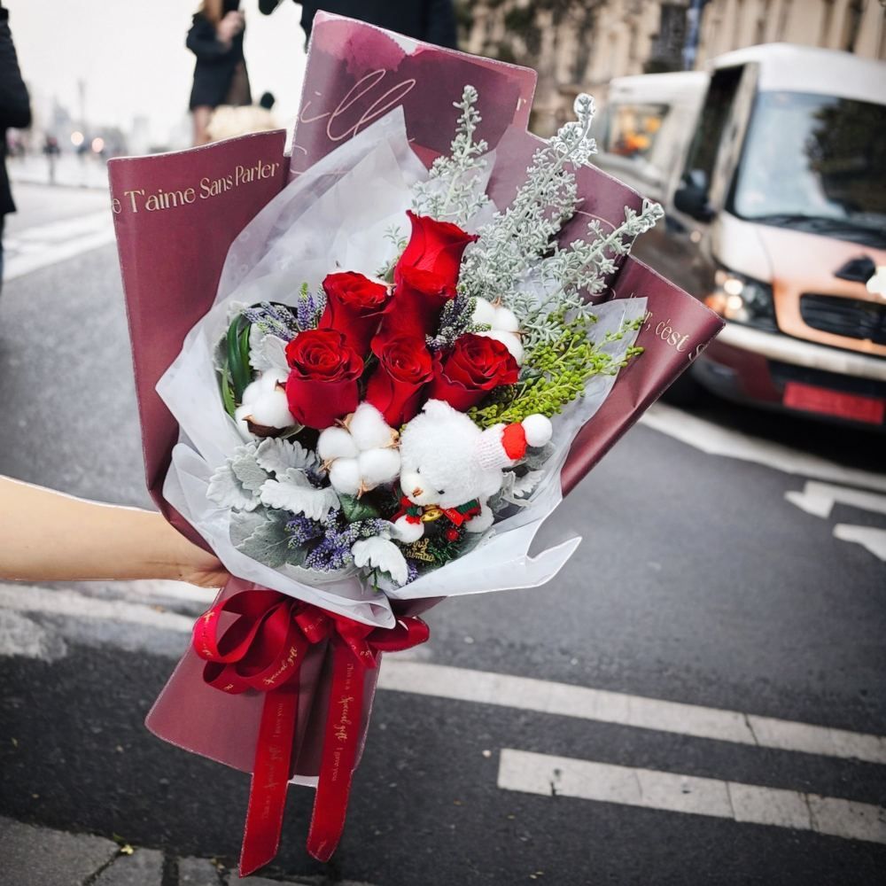 格蘭花店 - 鮮花花束 (紅玫瑰6支、棉花、公仔、米娜葉、雪花叢、小足球) [GF00286]