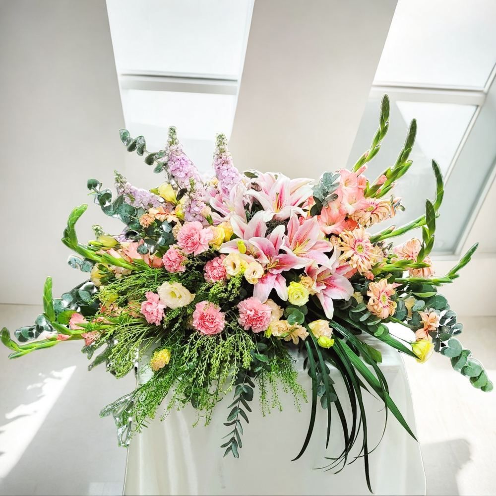 格蘭花店 - 棺面花 冕花 (粉百合、劍蘭、麝香、康乃馨、小足球、太陽花、尤加利、春蘭葉) [GF00288]