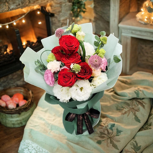 格蘭花店 - 鮮花花束 (紅玫瑰6支、蟲蟲草、桔梗、尤加利) [GF00293]