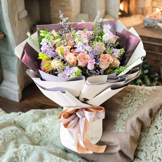 格蘭花店 - 鮮花花束 (朱古力玫瑰11支、麝香、BB草、桔梗、風鈴、米娜葉、小丁香) [GF00297]