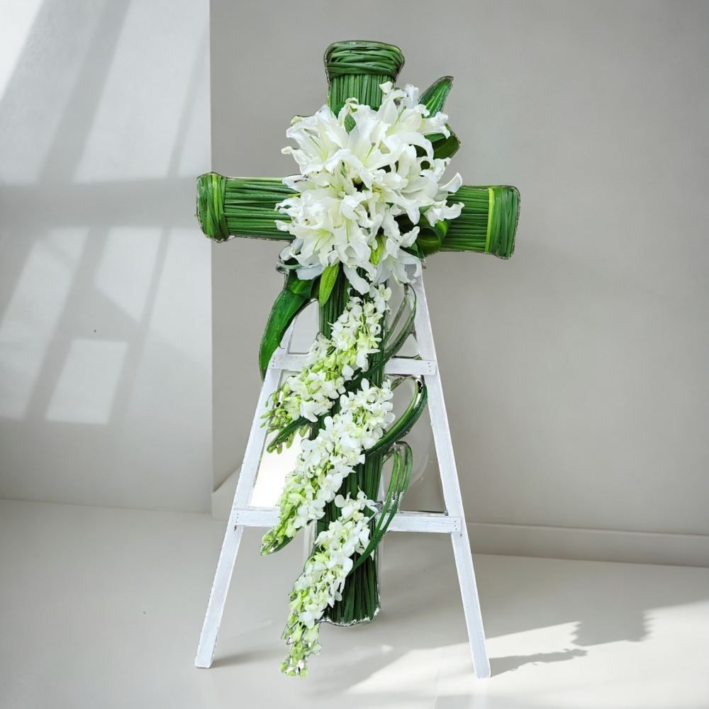 格蘭花店 - 十字架帛事悼念花圈 (5尺高) (水祝草、白百合、大白蘭) [GF00298] 喪禮 殯儀 告別式 追思會