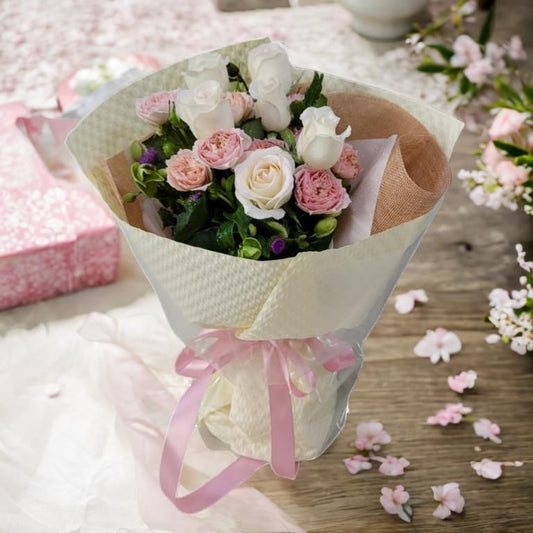 格蘭花店 - 編織的夢 鮮花花束 (白玫瑰6枝、粉色多頭小玫瑰3枝) [GF00329]