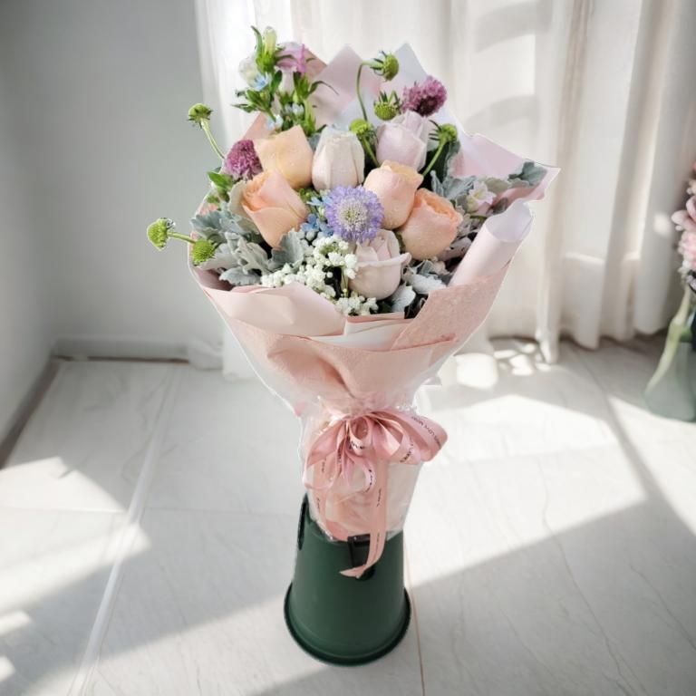 格蘭花店 - 情心 鮮花花束 (香檳玫瑰9枝、蟲蟲草、風鈴草，滿天星及其襯花) [GF00333]