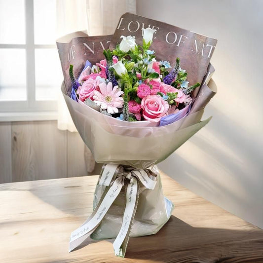 格蘭花店 - 愛的樂章 鮮花花束 (粉玫瑰11枝、太陽花風鈴、藍星花、鼠尾草及其襯花) [GF00338]